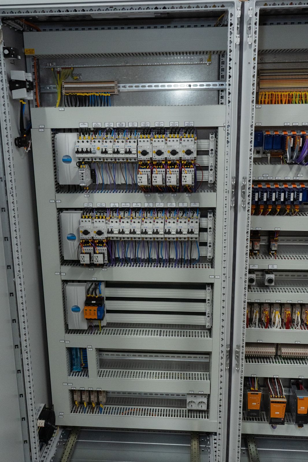 Complete regelkast met vermogensdeel, besturing en klemmenstroken